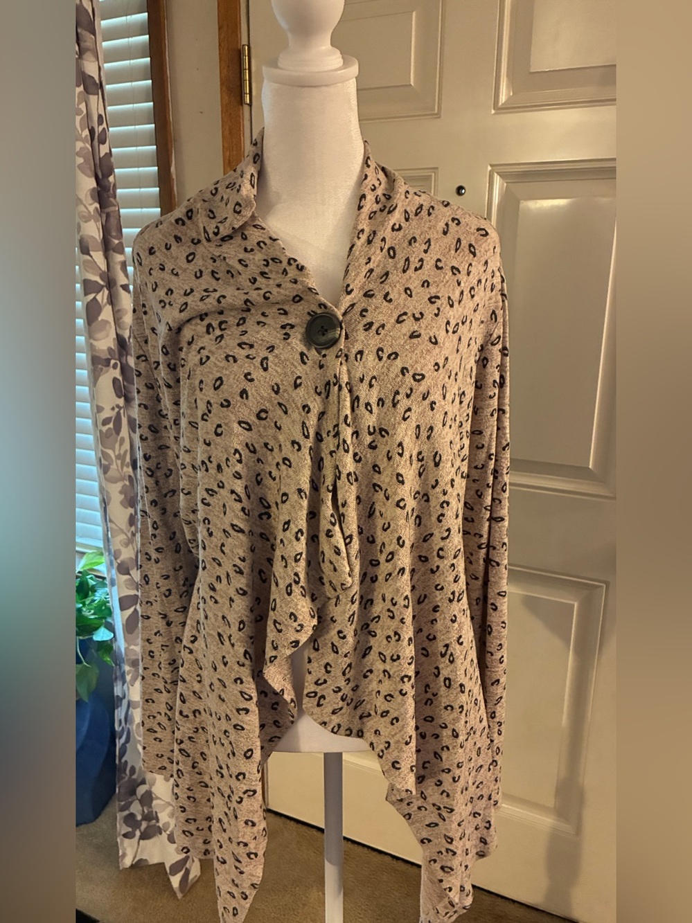 Fun light weight draped sweater from Bobeau size small